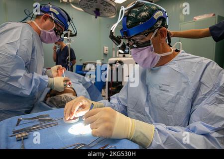 PUERTO BARRIOS, Guatemala (Okt 30, 2022) Bef. Michael Eliason, rechts, schneidet Knorpel während einer Rhinoskopie an Bord des Krankenhausschiffs USNS Comfort (T-AH 20), 30. Oktober 2022. Comfort wird in der US-Flotte von 4. eingesetzt, um die Fortführung von Promise 2022 zu unterstützen, einer humanitären Hilfskräfte und Kulanzmission, die direkte medizinische Versorgung, medizinische Expeditions- und Veterinärversorgung sowie den Austausch von Fachexperten mit fünf Partnerländern in der Karibik, Mittel- und Südamerika durchführt. Stockfoto