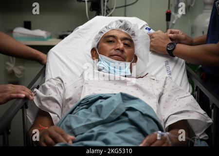 PUERTO BARRIOS, Guatemala (Okt 30, 2022) Alberto Coalico, Patient aus Guatemala, bereitet sich auf den Voroperationsraum vor, um an Bord des Krankenhausschiffs USNS Comfort (T-AH 20) eine Rhinoskopie zu erhalten, 30. Oktober 2022. Comfort wird in der US-Flotte von 4. eingesetzt, um die Fortführung von Promise 2022 zu unterstützen, einer humanitären Hilfskräfte und Kulanzmission, die direkte medizinische Versorgung, medizinische Expeditions- und Veterinärversorgung sowie den Austausch von Fachexperten mit fünf Partnerländern in der Karibik, Mittel- und Südamerika durchführt. Stockfoto