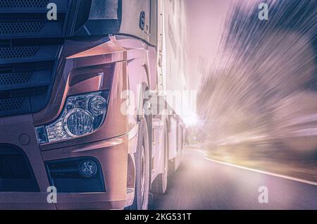 LKW auf der Straße Stockfoto