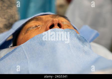 PUERTO BARRIOS, Guatemala (Okt 30, 2022) Alberto Coalico, Patient aus Guatemala, ruht nach seiner Rhinoskopie auf dem Krankenhausschiff USNS Comfort (T-AH 20), 30. Oktober 2022. Comfort wird in der US-Flotte von 4. eingesetzt, um die Fortführung von Promise 2022 zu unterstützen, einer humanitären Hilfskräfte und Kulanzmission, die direkte medizinische Versorgung, medizinische Expeditions- und Veterinärversorgung sowie den Austausch von Fachexperten mit fünf Partnerländern in der Karibik, Mittel- und Südamerika durchführt. Stockfoto