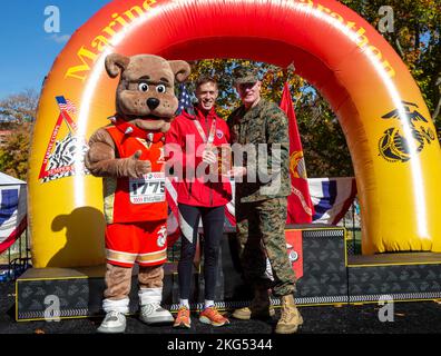 US Marine Corps Capt. Kyle King, Assistant Operations Officer, 3. Bataillon, 11. Marines, 1. Marine Division, Der erste männliche aktive Marine-Finisher für den Marine Corps Marathon 47. erhält eine Gedenktafel bei der MCM-Preisverleihung 47. in Arlington, Virginia, am 30. Oktober 2022. An dem 26,2-Meilen-Rennen nahmen rund 20.000 Teilnehmer, mehr als 2.200 Marineinfanteristen und Seeleute sowie 1.500 zivile Freiwillige Teil. Bekannt als „People's Marathon“, gibt es kein Preisgeld für Top-Finisher; alle Läufer wurden für ihre Ehre, ihren Mut und ihr Engagement gefeiert. Stockfoto