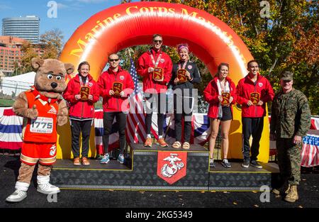 Die drei besten männlichen und weiblichen Marine-Finisher für den Marine Corps Marathon 47. werden bei einer Siegerehrung nach dem Rennen in Arlington, Virginia, am 30. Oktober 2022 mit Gedenktafeln ausgezeichnet. Der Marine Corps Marathon ist einer der größten Marathons in den USA und wurde für seine tadellose Organisation auf einer landschaftlich reizvollen Strecke, die vom U.S. Marine Corps in Arlington, Virginia, und der Hauptstadt des Landes geleitet wird, anerkannt Stockfoto