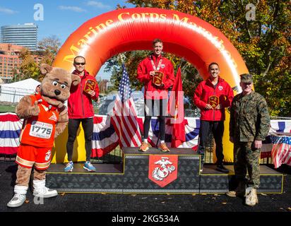 Die US Marine Corps Capt. Kyle King, Maj. Sean Barrett und Capt. Dylan Villescas, die drei besten männlichen aktiven Marine-Finisher für den Marine Corps Marathon 47., werden bei der MCM-Preisverleihung 47. in Arlington, Virginia, am 30,2022. Oktober mit Gedenktafeln ausgezeichnet. An dem 26,2-Meilen-Rennen nahmen rund 20.000 Teilnehmer, mehr als 2.200 Marineinfanteristen und Seeleute sowie 1.500 zivile Freiwillige Teil. Bekannt als „People's Marathon“, gibt es kein Preisgeld für Top-Finisher; alle Läufer wurden für ihre Ehre, ihren Mut und ihr Engagement gefeiert. Stockfoto