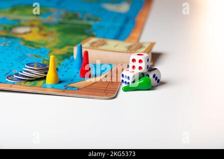 Bunte Spielteile mit Würfel an Bord. Stockfoto