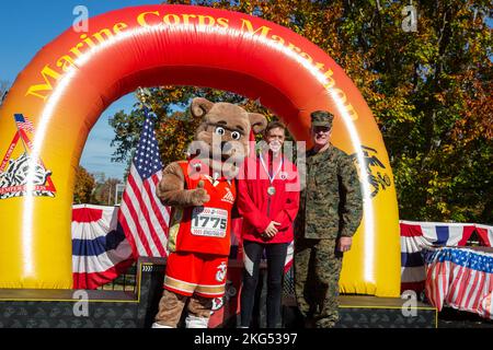 US Marine Corps Capt. Kyle King, Assistant Operations Officer, 3. Bataillon, 11. Marines, 1. Marine Division, Posen mit seiner Medaille nach dem ersten Platz in der Marine Corps Marathon Men's Division 47. in Arlington, Virginia, 30. Oktober 2022. Die Läufer nahmen am Marathon Teil, nicht nur um das Marine Corps und ihr Land zu unterstützen, sondern auch um die einzigartige Erfahrung zu haben, auf einem ikonischen Kurs mit den Marines zu laufen, nachdem sie monatelang viel Engagement und Engagement für ein lebenslanges Training hatten. Stockfoto