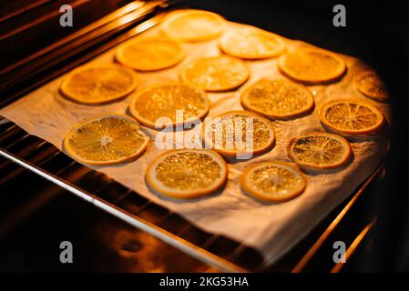 Getrocknete Orange im Ofen. Orange ist im Ofen getrocknet. Stockfoto