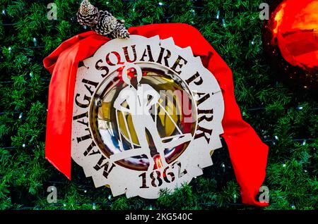 Am Weihnachtsbaum der Stadt hängt am Mardi Gras Park am 20. November 2022 in Mobile, Alabama, ein Schmuckstück, das den Malaga Square Park hervorhebt. Stockfoto