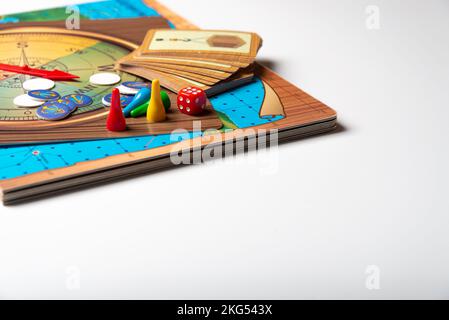 Brettspiel mit Figuren und Würfel mit Zahlen Stockfoto