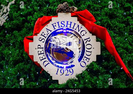 Am Weihnachtsbaum der Stadt im Mardi Gras Park am 20. November 2022 in Mobile, Alabama, hängt ein Schmuckstück, das das Deep Sea Fishing Rodeo hervorhebt. Stockfoto