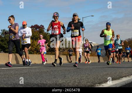 Läufer, die entschlossen sind, die Ziellinie des Marine Corps Marathons 47. mit Stolz zu überqueren, führen den MCM-Kurs durch Washington, D.C. und Arlington, Virginia, am 30. Oktober 2022. An dem 26,2 Meilen langen Rennen nahmen rund 20.000 Teilnehmer, mehr als 2.200 Marineinfanteristen und Seeleute sowie 1.500 zivile Freiwillige Teil. Bekannt als „People's Marathon“, gibt es kein Preisgeld für Top-Finisher; alle Läufer wurden für ihre Ehre, ihren Mut und ihr Engagement gefeiert. Stockfoto