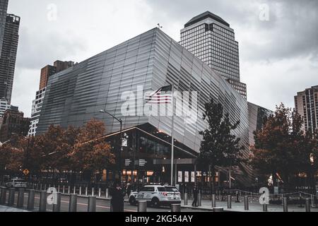 Eine niedrige Ansicht des Nine Eleven Memorial Museums in New York City Stockfoto
