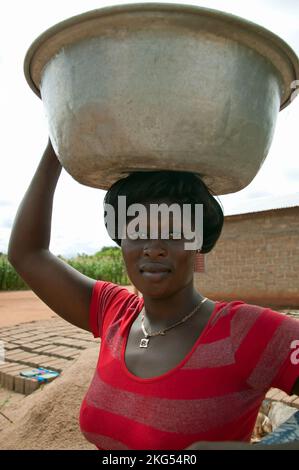 Eine junge Frau trägt eine Schale auf dem Kopf, Adjahonme, Couffo, Benin Stockfoto