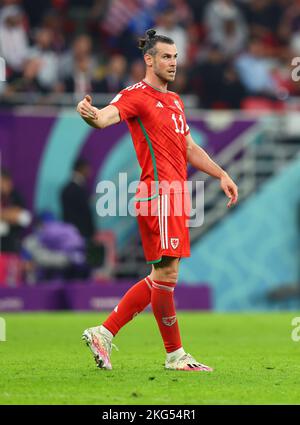 21. November 2022, Katar, Ar-Rayyan: Fußball: WM, USA - Wales, Vorrunde, Gruppe B, Matchday 1, Ahmed bin Ali Stadium, Gareth Bale aus Wales beschwert sich über eine Schiedsrichterentscheidung. Foto: Tom Weller/dpa Stockfoto