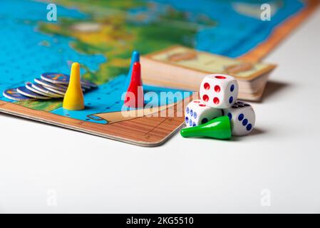 Brettspiel mit Würfeln und Figuren, Stockfoto