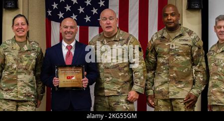 LT. General Jody J. Daniels, kommandierender General des U.S. Army Reserve Command und Chef der Army Reserve, verließ Und die 88. Readiness Division Führung, rechts, übergibt den Army Individual Award of Excellence in Safety an Brian Russell, Mitte links, einen Spezialisten für Sicherheit und Arbeitsschutz mit der 88. Readiness Division während des jährlichen Kommandoforums der USARC in Fort Bragg, North Carolina, 30. Oktober 2022. Die Auszeichnung wird auf der Ebene des Militärministeriums vergeben und an die Person verliehen, die den größten Beitrag zur Unfallverhütung der Einheit oder Aktivität geleistet hat. Stockfoto