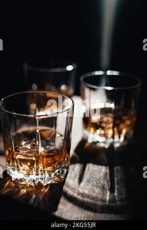 Whisky mit Eis in Gläsern, rustikale Holz Hintergrund, kopieren Raum Stockfoto