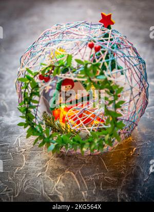 Handgefertigte Weihnachtsdekor mit Fäden und Lichtern Stockfoto