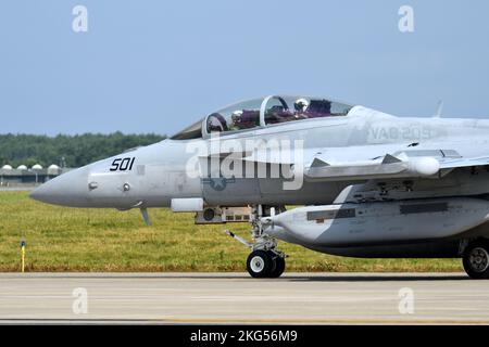 Präfektur Aomori, Japan - 11. September 2022: Boeing EA-18G Growler, ein elektronisches Kriegsflugzeug der United States Navy, von VAQ-209 Star Warriors. Stockfoto