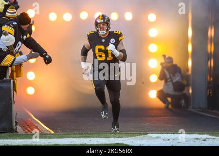 Pittsburgh, Pennsylvania, USA. 20.. November 2022. 20.. November 2022 Pittsburgh Steelers Centre Mason Cole (61) während des Vorspiels in Pittsburgh Steelers gegen Cincinnati Bengals in Pittsburgh, PA. Jake Mysliwczyk/BMR (Bild: © Jake Mysliwczyk/BMR über ZUMA Press Wire) Stockfoto