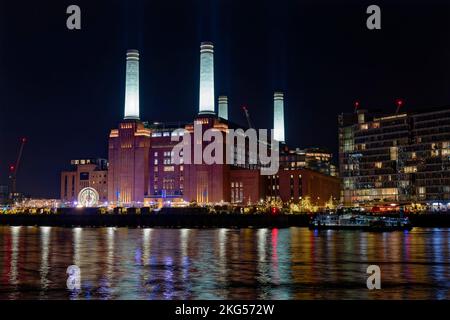 Fast abgeschlossen ist die Erlösung am Battersea Power Station am Südufer der Themse in London, das wunderbar beleuchtet in der Nacht aussieht Stockfoto