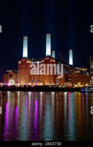 Fast abgeschlossen ist die Erlösung am Battersea Power Station am Südufer der Themse in London, das wunderbar beleuchtet in der Nacht aussieht Stockfoto