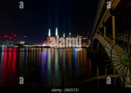 Fast abgeschlossen ist die Erlösung am Battersea Power Station am Südufer der Themse in London, das wunderbar beleuchtet in der Nacht aussieht Stockfoto