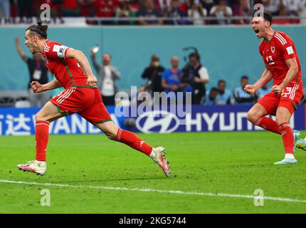 Ar Rayyan, Katar. 21.. November 2022. Fußball: Weltmeisterschaft, USA - Wales, Vorrunde, Gruppe B, Matchday 1, Ahmed bin Ali Stadium, Gareth Bale (l) aus Wales feiert sein Elfmetertreffer neben Kieffer Moore (r), um 1:1 auszugleichen. Quelle: Tom Weller/dpa/Alamy Live News Stockfoto