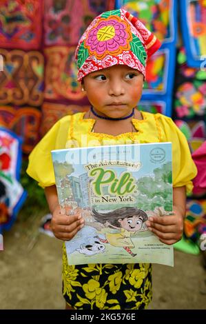 Guna Indigene Kinder erhalten Buchspenden des Projekts „Abenteuer von Pili“ Stockfoto