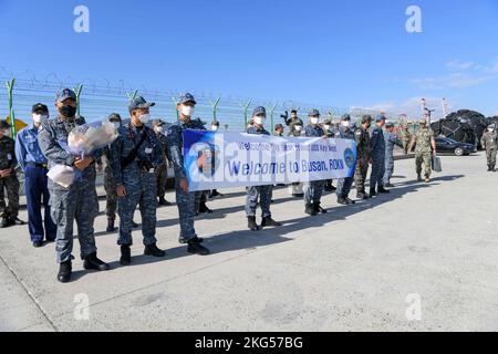 BUSAN, Republik Korea (Okt 31, 2022) Marine-Seeleute der Republik Korea begrüßen das Schnellangriffs-U-Boot USS Key West (SSN 722) der Klasse Los Angeles, das sich auf den Ansturm in Busan, Südkorea, am 31. Oktober vorbereitet. Key West ist nach Guam im Einsatz und arbeitet routinemäßig im Einsatzgebiet der US-Flotte von 7., führt maritime Sicherheitsoperationen durch und unterstützt nationale Sicherheitsinteressen. Stockfoto