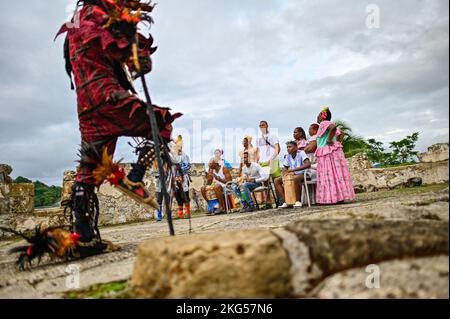 Die kongolesische Kultur, am Leben gehalten von den Nachkommen der afrikanischen Sklaven, die von den Spaniern nach Panama gebracht wurden. 2018 wurden die kongolesischen Traditionen von der UNESCO zum immateriellen Erbe der Menschheit erklärt. Während der Kolonialzeit wurde der Begriff Kongo eher als Oberbegriff für Afrika verwendet. Stockfoto