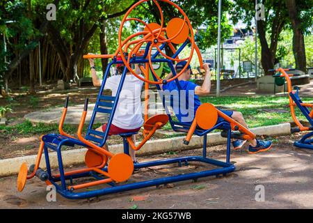 Zwei Männer trainieren an den Outdoor-Fitnessgeräten im Parque Rosinha Cadar in Belo Horizonte, Brasilien. Stockfoto