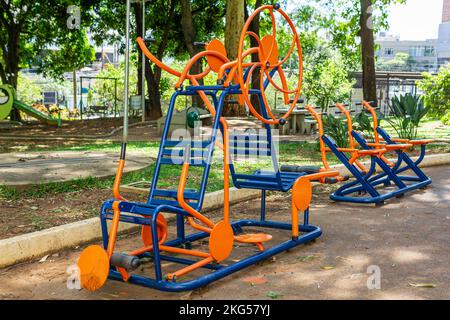 Fitnessgeräte im Freien, Trainingsgeräte im Parque Rosinha Cadar in Belo Horizonte, Brasilien. Stockfoto