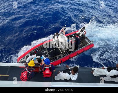 Die Besatzung von Küstenwache Heriberto Hernandez bringt 41 Menschen in ein Marinestützschiff der Dominikanischen Republik vor der Dominikanischen Republik zurück, 31. Oktober 2022. Die Gruppe wurde am 28. Oktober 2022 an Bord eines stark überlasteten provisorischen Schiffes während einer illegalen Reise in der Mona-Passage verboten. (USA Foto der Küstenwache). Stockfoto