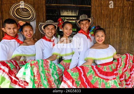 Die Cumbia ist ein Folklore-Genre und Tanz. Es ist eine Mischung aus afrikanischen, indianischen und europäischen Stilen und verwendet Musikinstrumente wie Trommeln, Flöten, Maracas und Akkordeons. Kolumbianische Cumbia, ist ein musikalischer Rhythmus und traditioneller Volkstanz aus Kolumbien. Es besteht aus drei verschiedenen Kulturen, der amerikanischen Indianer, Afrikaner und Spanier, die das Ergebnis der langen und intensiven Begegnung dieser Kulturen während der Eroberung und der Kolonie sind. Stockfoto
