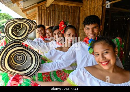 Die Cumbia ist ein Folklore-Genre und Tanz. Es ist eine Mischung aus afrikanischen, indianischen und europäischen Stilen und verwendet Musikinstrumente wie Trommeln, Flöten, Maracas und Akkordeons. Kolumbianische Cumbia, ist ein musikalischer Rhythmus und traditioneller Volkstanz aus Kolumbien. Es besteht aus drei verschiedenen Kulturen, der amerikanischen Indianer, Afrikaner und Spanier, die das Ergebnis der langen und intensiven Begegnung dieser Kulturen während der Eroberung und der Kolonie sind. Stockfoto