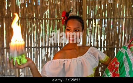 Die Cumbia ist ein Folklore-Genre und Tanz. Es ist eine Mischung aus afrikanischen, indianischen und europäischen Stilen und verwendet Musikinstrumente wie Trommeln, Flöten, Maracas und Akkordeons. Kolumbianische Cumbia, ist ein musikalischer Rhythmus und traditioneller Volkstanz aus Kolumbien. Es besteht aus drei verschiedenen Kulturen, der amerikanischen Indianer, Afrikaner und Spanier, die das Ergebnis der langen und intensiven Begegnung dieser Kulturen während der Eroberung und der Kolonie sind. Stockfoto