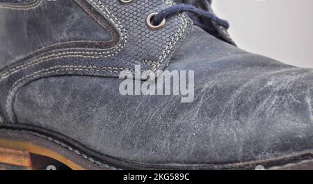 Herbststiefel aus blauem Wildleder für Herren oder Unisex, hohe Schnürung, auf weißem Hintergrund, isolieren Stockfoto