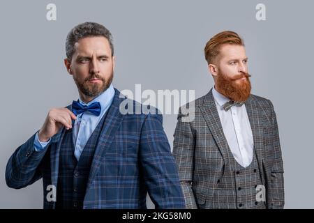 studiofoto von weißhäutigen Männern mit Fliege und Smoking. Elegante Männer im formellen Smoking Stockfoto