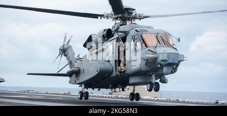 221031-N-UF592-2197 PHILIPPINISCHES MEER (OKT 31, 2022) Ein CH-148 Cyclone-Hubschrauber von HMCS Vancouver landet auf dem Flugdeck des einzigen vorwärts eingesetzten Flugzeugträgers der US Navy, USS Ronald Reagan (CVN 76), in der philippinischen See, 31. Oktober. Ronald Reagan, das Flaggschiff der Carrier Strike Group 5, stellt eine kampfbereite Truppe zur Verfügung, die die Vereinigten Staaten verteidigt und Allianzen, Partnerschaften und kollektive maritime Interessen in der Indo-Pazifik-Region unterstützt. Stockfoto