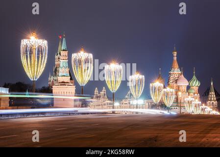 Moskau, Russland - 30. Dezember 2020: Kathedrale von Wassilien, dem Seligen und Spasskaya-Turm. Winter Moskau vor Weihnachten und Neujahr. Kreml und Rot Stockfoto