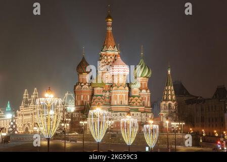 Moskau, Russland - 30. Dezember 2020: Kathedrale von Wassilien das gesegnete Moskau vor Weihnachten und Neujahr. Kreml und Roter Platz, Moskau, Russland. Stockfoto