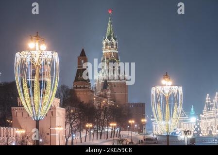 Moskau, Russland - 30. Dezember 2020: Spasskaya Tower. Winter Moskau vor Weihnachten und Neujahr. Kreml und Roter Platz, Moskau, Russland. Stockfoto