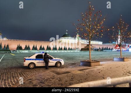 Moskau, Russland - 30. Dezember 2020: Die Polizei bewacht den Roten Platz und den Kreml in einer kalten Winternacht. Stockfoto