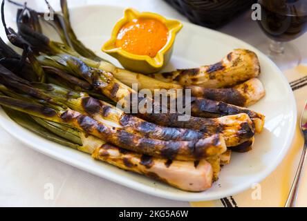 Gegrillte Kalotten mit Romesco-Sauce Stockfoto