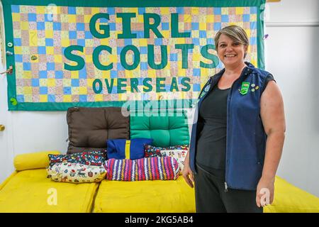 MARINESTÜTZPUNKT ROTA, Spanien (31. Oktober 2022) Andrea Zabel, die Vorsitzende der überseeischen Gemeinschaft der Rota Girl Scouts Organisation, posiert für ein Foto in der Girl Scout Hütte auf dem Marinestützpunkt (NAVSTA) Rota, 31. Oktober 2022. Stockfoto