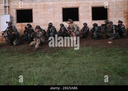 Soldaten der US-Armee, die der Sicherheitskräfte-Unterstützungsbrigade 5. zugewiesen sind, arbeiten zusammen mit Mitgliedern der indonesischen Armee an der Ergreifung eines simulierten Ziels im Rahmen der Rotation des Joint Pacific Multinary Readiness Center 23-01 in South Range, Hawaii, 31. Oktober 2022. JPMRC 23-01 ist ein regionales Kampftrainingszentrum, das die Kampfbereitschaft in der amerikanischen Pacific Division fördert und eine Schlüsselrolle in der Zusammenarbeit der Armeekräfte mit regionalen Verbündeten und Partnern darstellt. Stockfoto
