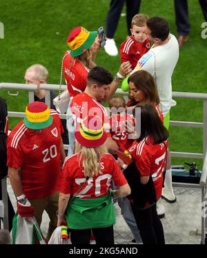 Daniel James aus Wales mit ihrer Freundin Ria Hughes und ihrem Sohn Layke nach dem Spiel der FIFA-Weltmeisterschaft der Gruppe B im Ahmad bin Ali Stadium, Al-Rayyan, Katar. Bilddatum: Montag, 21. November 2022. Stockfoto