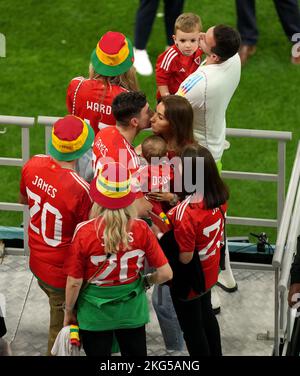 Daniel James aus Wales mit ihrer Freundin Ria Hughes und ihrem Sohn Layke nach dem Spiel der FIFA-Weltmeisterschaft der Gruppe B im Ahmad bin Ali Stadium, Al-Rayyan, Katar. Bilddatum: Montag, 21. November 2022. Stockfoto