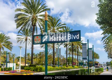 Anaheim, CA, USA – 1. November 2022: Ein Straßenschild in Richtung Harbor Blvd im Convention Center District in Anaheim, Kalifornien. Stockfoto