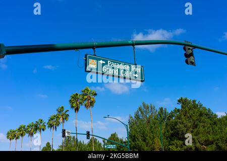 Anaheim, CA, USA – 1. November 2022: Ein hängendes Straßenschild für Paradise Pier und Grand California mit Pfeilen im Anaheim Resort District in Anahei Stockfoto